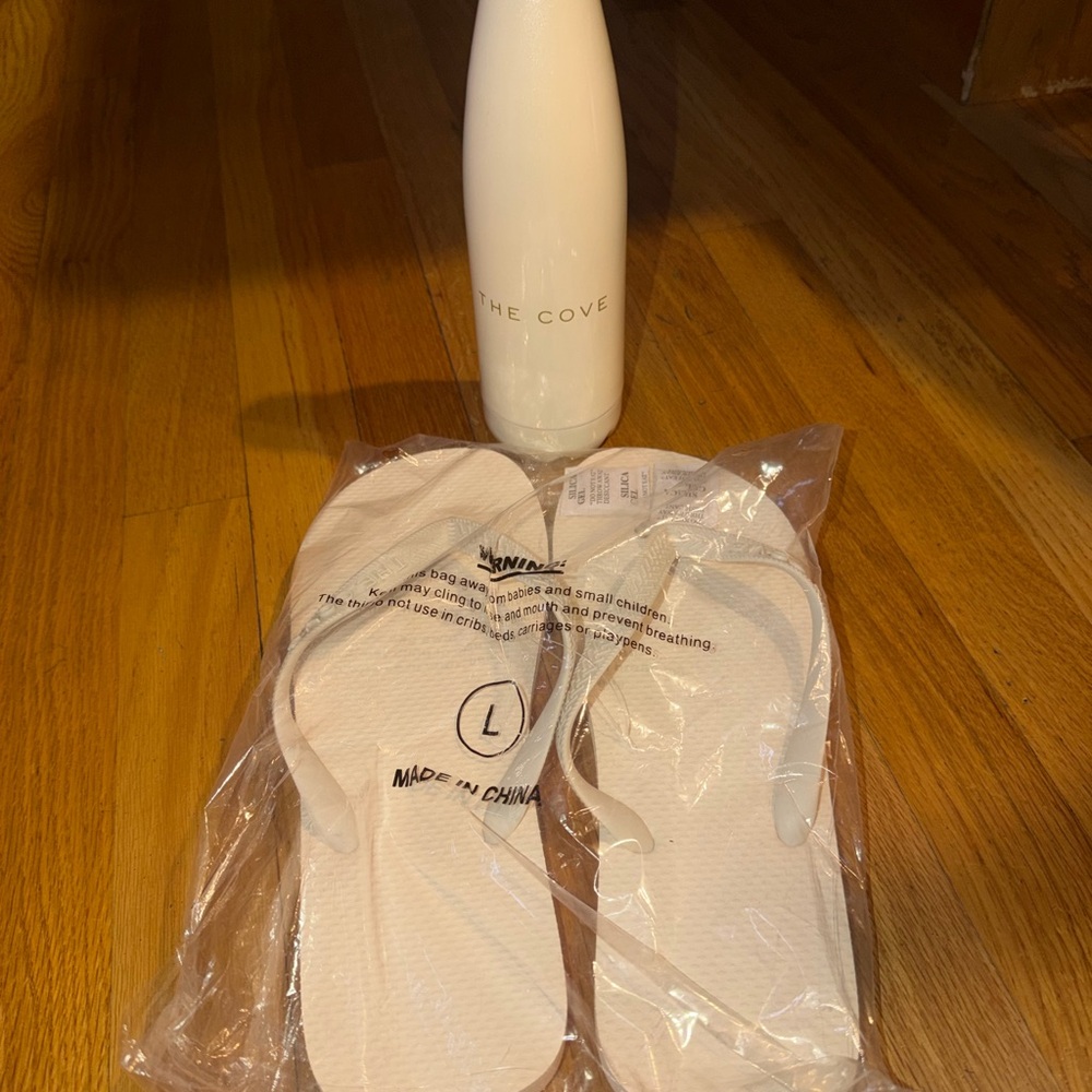 Atlantis Cove Flip Flops & Metal Water Bottle. Brand New. Cream / Ivory.